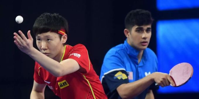 Wang Manyu (l) und Kanak Jha spielen bei der WM zusammen. Foto: Wu Xiaoling/XinHua/dpa Wang Manyu (l) und Kanak Jha spielen bei der WM zusammen. Foto: Wu Xiaoling/XinHua/dpa