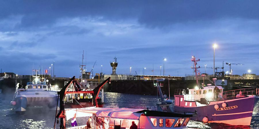 Französische Fischerboote blockieren die Einfahrt zum Hafen von Saint-Malo. Foto: Jeremias Gonzalez/AP/dpa