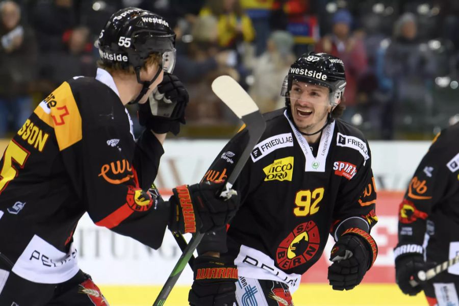 Schon früh trifft Christian Thomas (r.) dabei zur Führung für das Heimteam.