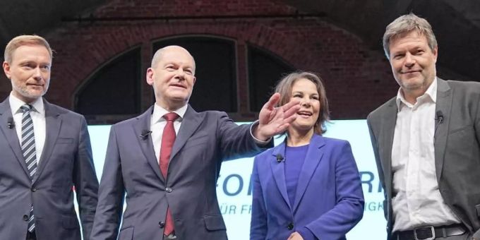 Christian Lindner (FDP), Olaf Scholz (SPD), Annalena Baerbock (Bündnis 90/Die Grünen) und Robert Habeck stellen den gemeinsamen Koalitionsvertrag vor. Ampel-Koalition