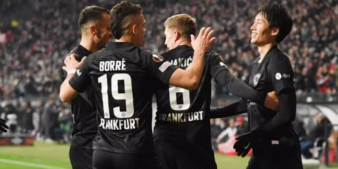 Frankfurts Daichi Kamada (r) jubelt nach seinem Tor zum 1:0 gegen Antwerpen mit Lucas Silva Melo (l-r), Filip Kostic, Rafael Santos Borré und Kristijan Jakic. Foto: Arne Dedert/dpa Frankfurts Daichi Kamada (r) jubelt nach seinem Tor zum 1:0 gegen Antwerpen mit Lucas Silva Melo (l-r), Filip Kostic, Rafael Santos Borré und Kristijan Jakic. Foto: Arne Dedert/dpa