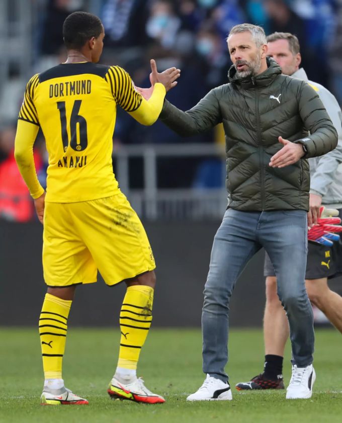 Manuel Akanji (l.) ist auch unter dem neuen Trainer Marco Rose (r.) unumstritten. Marco Rose