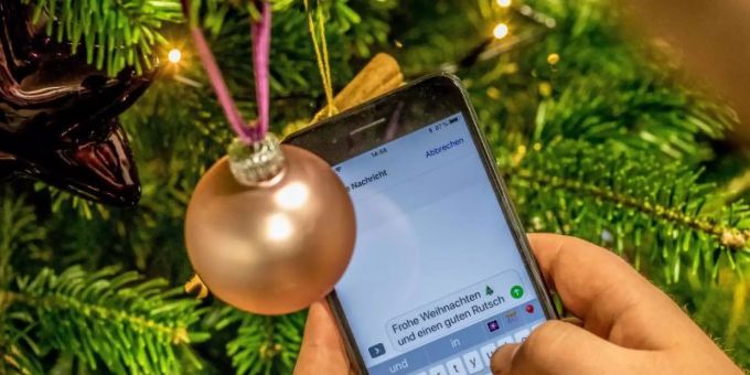 Einer Umfrage zufolge gilt in 26 Prozent aller Haushalte ein Smartphone-Verbot an Heiligabend. Foto: Michael Kappeler/dpa/Illustration Einer Umfrage zufolge gilt in 26 Prozent aller Haushalte ein Smartphone-Verbot an Heiligabend. Foto: Michael Kappeler/dpa/Illustration