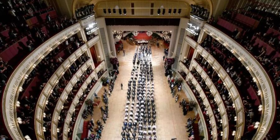 Debütantenpaare während der Generalprobe für den Opernball 2020 in der Wiener Staatsoper. Foto: Herbert Neubauer/APA/dpa