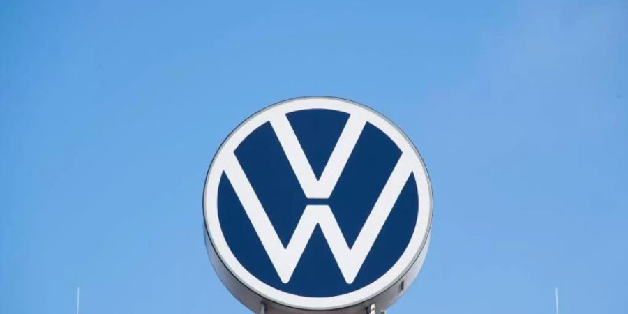 Das Markenhochhaus von Volkswagen auf dem Gelände vom VW Werk Wolfsburg. Foto: Julian Stratenschulte/dpa
