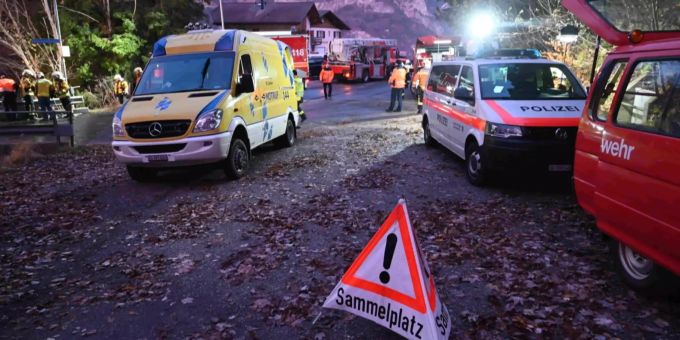 Ein 60-jähriger Mann verstarb noch auf der Unfallstelle. Ein 52-jähriger Mann wurde schwer verletzt. Unfall