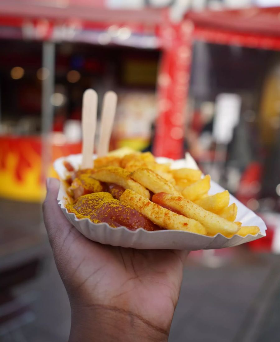 Currywurst und Pommes.