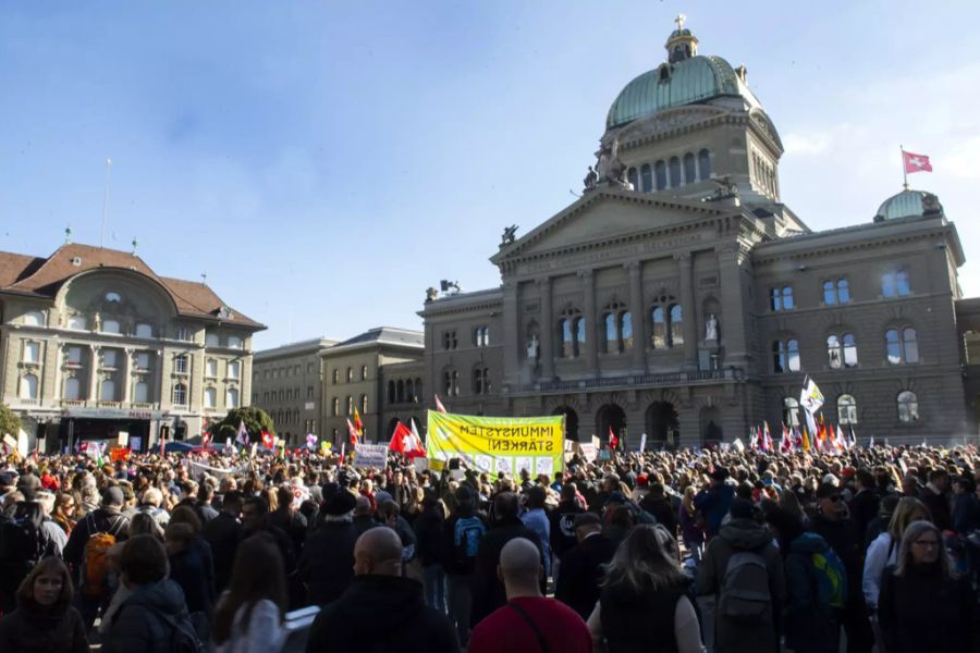 Personen versammeln sich bei einer Kundgebung gegen die Corona Massnahmen, am Samstag, 23. Oktober 2021, in Bern.