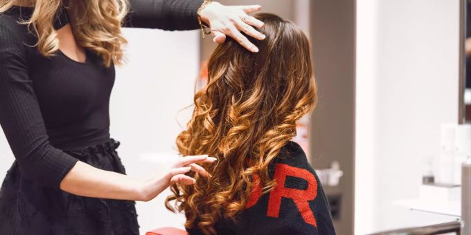 Der Stil im Sinne von «die Sonne hat die Haare aufgehellt» ist derzeit äusserst gefragt. GIDOR Coiffure Feuerthalen