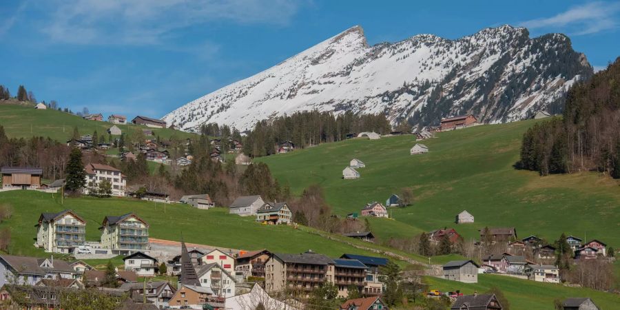 Blick auf die Ortschaft Amden oberhalb des Walensees.