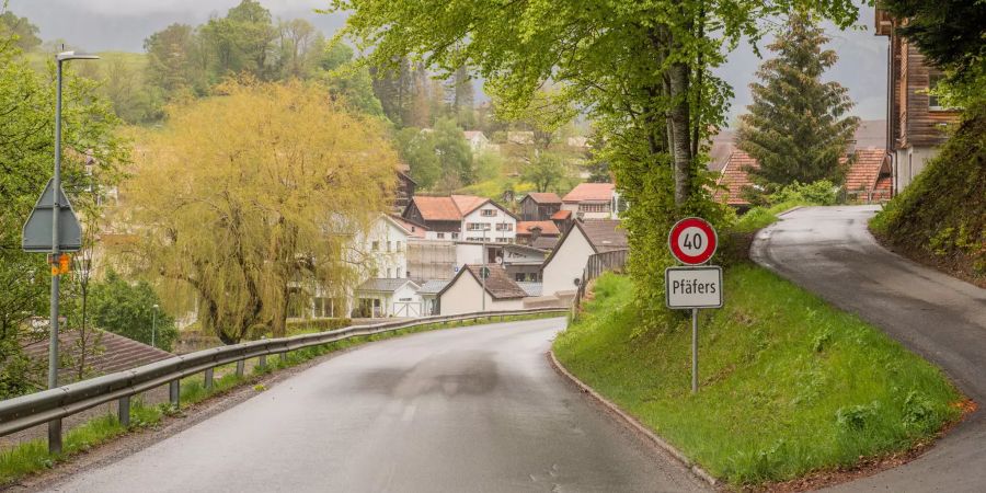 Die Ortseinfahrtsstrasse in Pfäfers im Kanton St. Gallen.