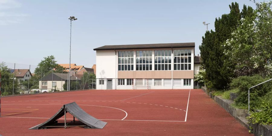 Die Turnhalle und der Sportplatz der Ortschaft Titterten.