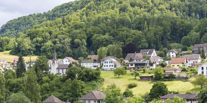 Blick auf die Gemeinde Grellingen (südlich der Birs) mit reformierter Kirche. Blick auf die Gemeinde Grellingen (südlich der Birs) mit reformierter Kirche.
