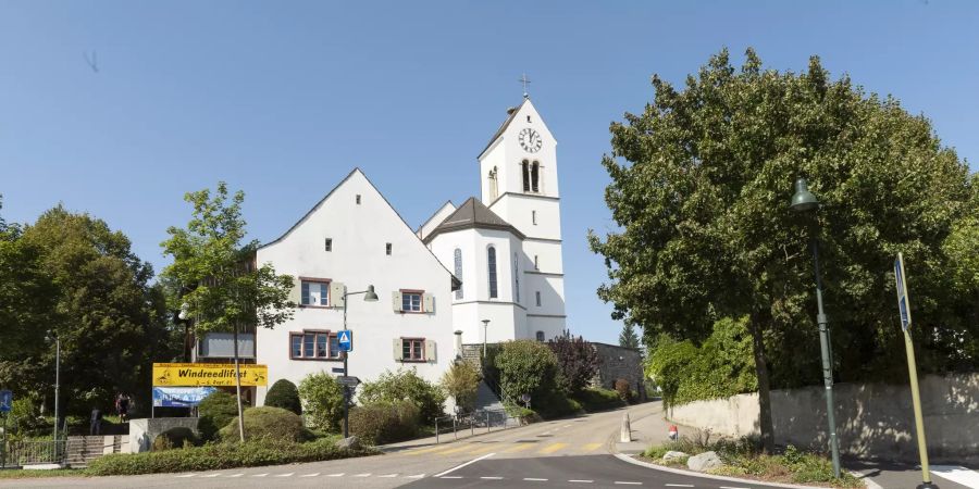 Katholische Kirche St. Peter und Paul thront mitten im Dorf Oberwil auf einer Anhöhe.