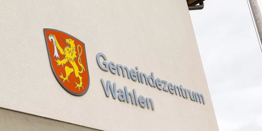 Das Gemeindewappen am Gemeindezentrum in Wahlen.