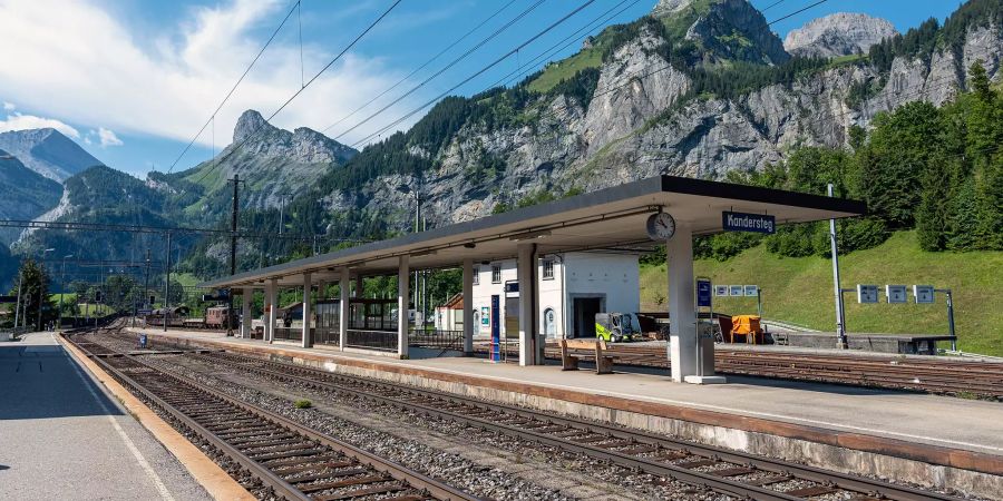 Bahnhofstafel Kandersteg mit Gleisen und Perron.