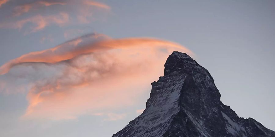 Eine Rettungsequipe der Air Zermatt hat am Sonntag am Matterhorn zwei Alpinisten mit schweren Erfrierungen evakuiert und ins Spital geflogen. (Archivbild).