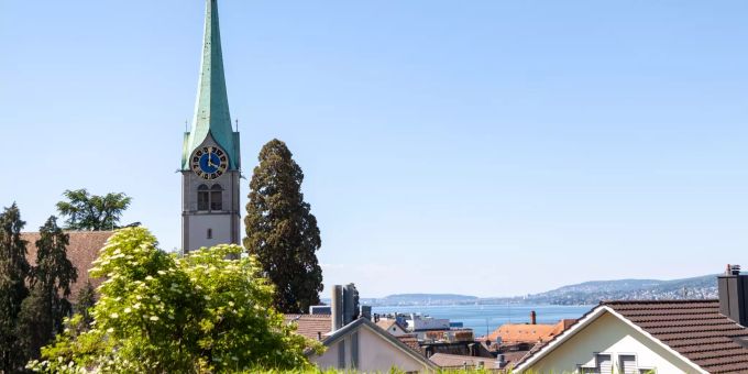 Reformierte Kirche Horgen mit Aussicht über den Zürichsee. Reformierte Kirche Horgen mit Aussicht über den Zürichsee.