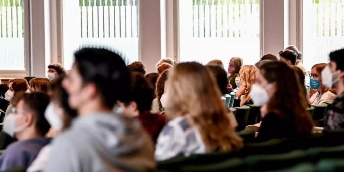 In einer Studie berichteten fast 40 Prozent der Befragten von depressiven Symptomen während der Pandemie. Foto: Britta Pedersen/dpa-Zentralbild/dpa/Archivbild In einer Studie berichteten fast 40 Prozent der Befragten von depressiven Symptomen während der Pandemie. Foto: Britta Pedersen/dpa-Zentralbild/dpa/Archivbild