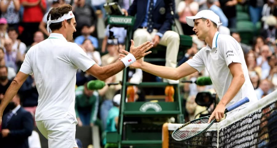 Roger Federer (l.) gratuliert Hurkacz zum klaren Sieg im Wimbledon-Viertelfinal.