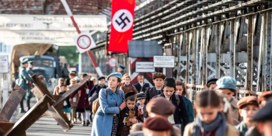 Eine Szene aus dem Film "Resistance - Widerstand". Foto: -/Warner Bros. Entertainment/dpa