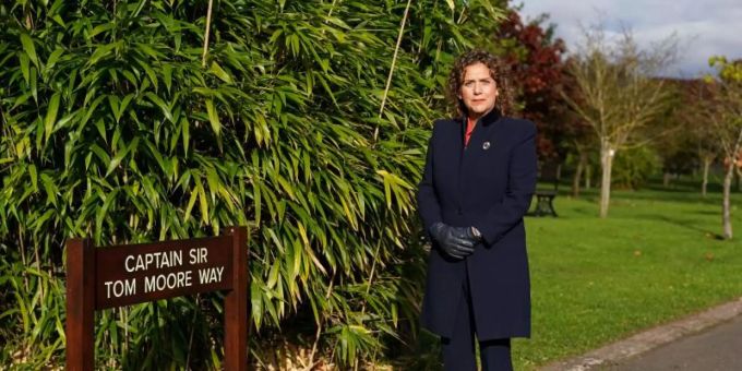 Hannah Ingram-Moore an der Gedenkstätte National Memorial Arboretum auf dem «Captain Sir Tom Moore»-Weg. Foto: Jacob King/PA Wire/dpa Hannah Ingram-Moore an der Gedenkstätte National Memorial Arboretum auf dem «Captain Sir Tom Moore»-Weg. Foto: Jacob King/PA Wire/dpa