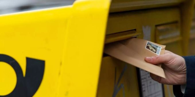 Die Deutsche Post will zum 1. Januar die Portogebühren anheben. So sollen für einen Standardbrief 85 statt wie bisher 80 Cent und für eine Postkarte 70 statt 60 Cent fällig werden. Foto: Monika Skolimowska/dpa-Zentralbild/dpa Die Deutsche Post will zum 1. Januar die Portogebühren anheben. So sollen für einen Standardbrief 85 statt wie bisher 80 Cent und für eine Postkarte 70 statt 60 Cent fällig werden. Foto: Monika Skolimowska/dpa-Zentralbild/dpa
