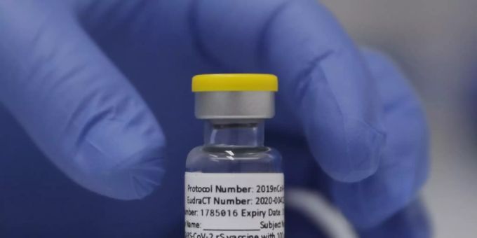 ARCHIV - Eine Ampulle mit dem Corona-Impfstoff von Novavax steht während einer Studie im St. George's University Hospital in London auf einem Tisch bereit. Foto: Alastair Grant/AP/dpa ARCHIV - Eine Ampulle mit dem Corona-Impfstoff von Novavax steht während einer Studie im St. George's University Hospital in London auf einem Tisch bereit. Foto: Alastair Grant/AP/dpa