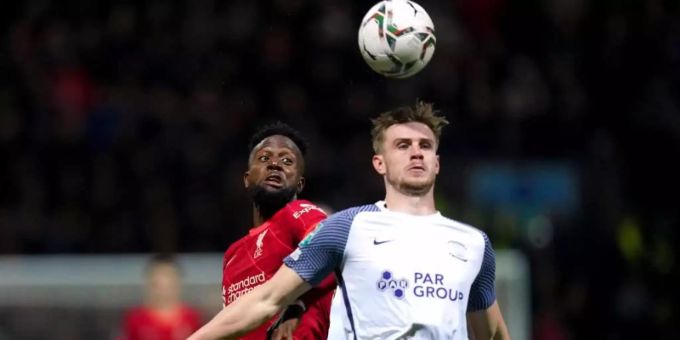 Liverpools Divock Origi (l) im Zweikampf mit Liam Lindsay von Preston North End. Foto: Nick Potts/PA Wire/dpa Liverpools Divock Origi (l) im Zweikampf mit Liam Lindsay von Preston North End. Foto: Nick Potts/PA Wire/dpa