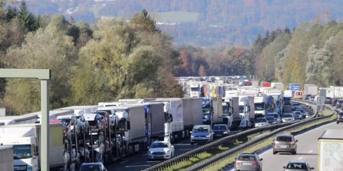 Lastwagen an Lastwagen im Inntal auf der Autobahn 8 in Richtung Österreich. Foto: Josef Reisner/dpa Lastwagen an Lastwagen im Inntal auf der Autobahn 8 in Richtung Österreich. Foto: Josef Reisner/dpa