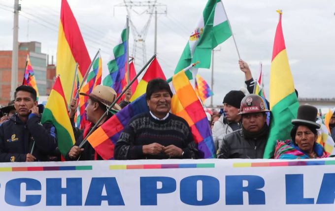 Evo Morales war beim Protestmarsch an vorderster Front mit dabei. Bolivien