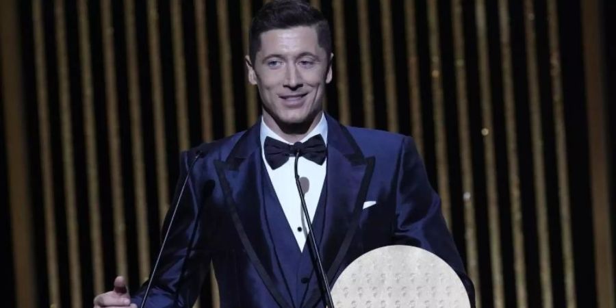 Musste sich bei der Ballon d'Or-Wahl mit Platz zwei begnügen: Bayern-Torjäger Robert Lewandowski. Foto: Christophe Ena/AP/dpa