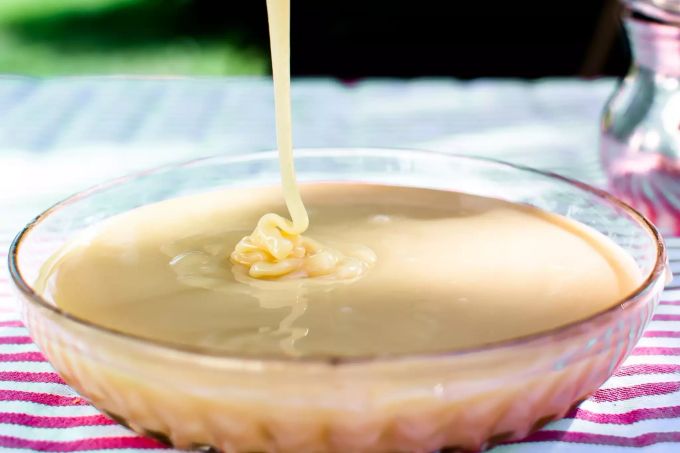 Die Herausforderung an der festen Milchschokolade war, eine stabile Emulsion herzustellen aus Kakaobutter und Milch, die beide einen hohen Wassergehalt haben. Peters geniale Lösung: er benutzte Kondensmilch (auch diese war im Übrigen eine Erfindung des 19. Jahrhunderts). d