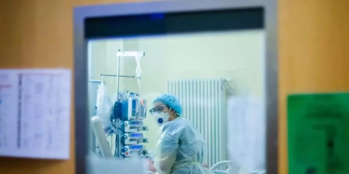 Eine Assistenzärztin betreut auf der Intensivstation des Gemeinschaftskrankenhauses Havelhöhe einen Covid-19-Patienten. Foto: Christoph Soeder/dpa Eine Assistenzärztin betreut auf der Intensivstation des Gemeinschaftskrankenhauses Havelhöhe einen Covid-19-Patienten. Foto: Christoph Soeder/dpa