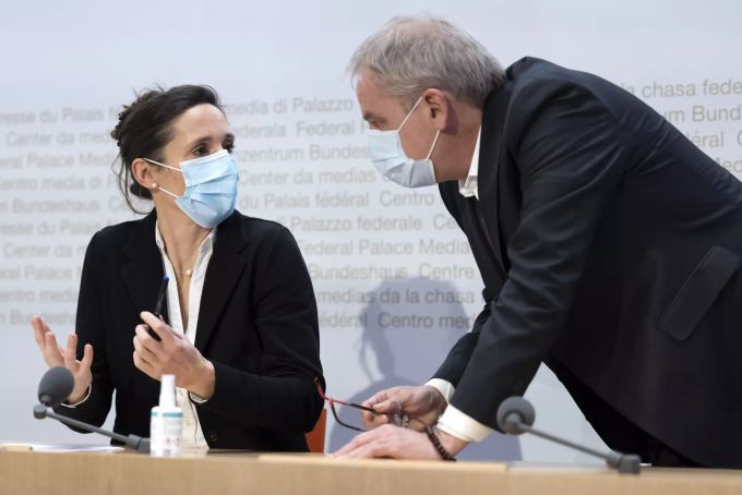 Patrick Mathys, Leiter Sektion Krisenbewältigung BAG, rechts, diskutiert mit Tanja Stadler, Präsidentin der Task Force, kurz vor Beginn einer Medienkonferenz zur aktuellen Situation des Coronavirus, am 28. Dezember 2021 in Bern. Peter Klaunzer Coronavirus