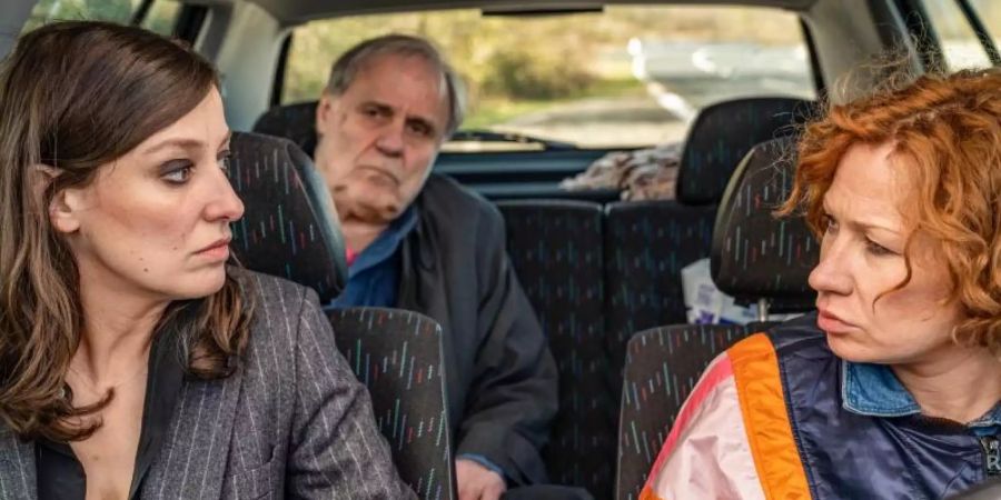 Martha (Alexandra Maria Lara) fährt mit ihrem Vater (Josef Bierbichler) in den Süden. Mit dabei ist ihre Freundin Betty (Birgit Minichmayr). Foto: Warner Bros/dpa