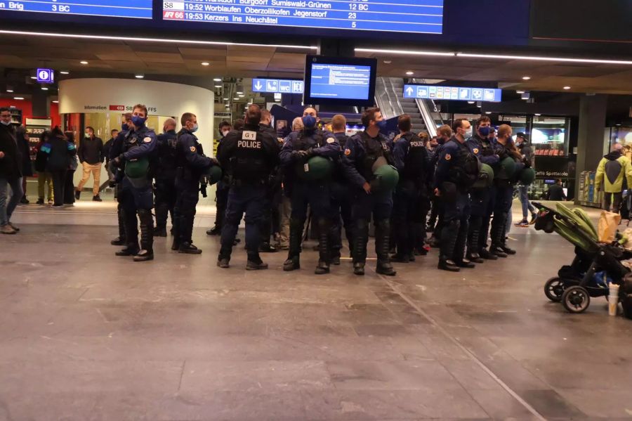 Die Polizei ist schon am frühen Abend am Berner Bahnhof im Einsatz.