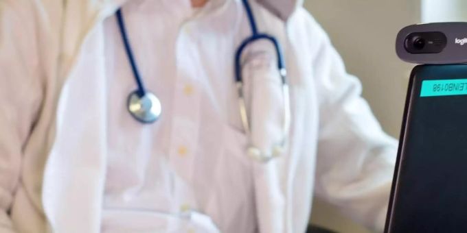 Darf eine private Krankenversicherung für ärztliche Fernbehandlungen über eine App durch Mediziner im Ausland werben? Mit dieser Frage beschäftigt sich der Bundesgerichtshof in Karlsruhe. Foto: Monika Skolimowska/ZB/dpa Darf eine private Krankenversicherung für ärztliche Fernbehandlungen über eine App durch Mediziner im Ausland werben? Mit dieser Frage beschäftigt sich der Bundesgerichtshof in Karlsruhe. Foto: Monika Skolimowska/ZB/dpa