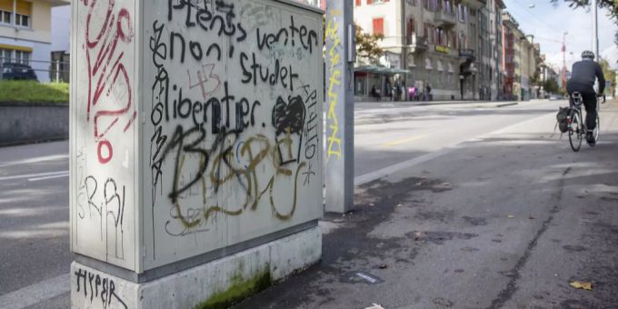 Sprayereien an einem Stromkasten.