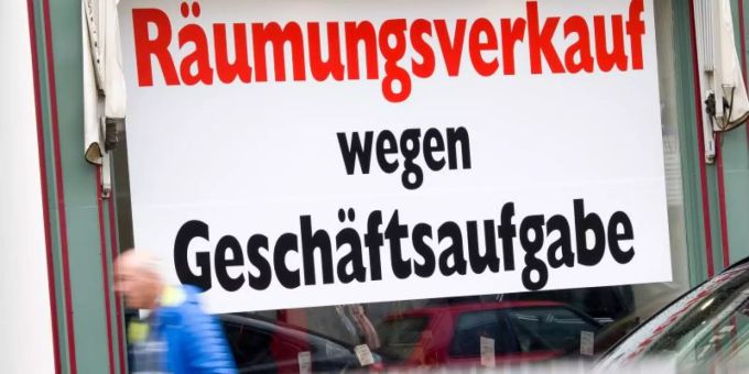 Ein Schild mit der Aufschrift «Räumungsverkauf wegen Geschäftsaufgabe» hängt im Schaufenster eines Ladengeschäfts in der Münchener Innenstadt. Foto: Peter Kneffel/dpa Ein Schild mit der Aufschrift «Räumungsverkauf wegen Geschäftsaufgabe» hängt im Schaufenster eines Ladengeschäfts in der Münchener Innenstadt. Foto: Peter Kneffel/dpa