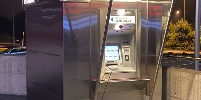 Der Automat, den die Unbekannten in Rothrist AG sprengen wollten. Automat