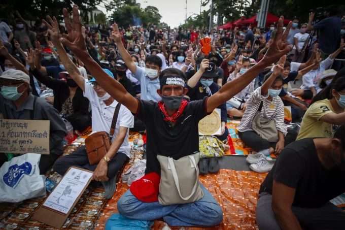 Menschen protestieren in Thailand gegen die Regierung. Anti-government protest