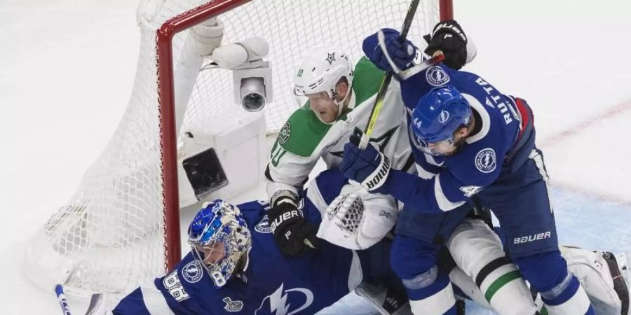 Torwart Andrei Vasilevskiy (l) und Jan Rutta (r) von den Tampa Bay Lightning gegen Corey Perry von den Dallas Stars. Foto: Jason Franson/The Canadian Press/AP/dpa