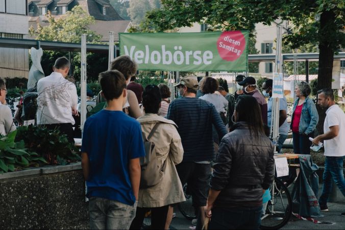 Lange Schlangen bildeten sich vor dem Eingang.