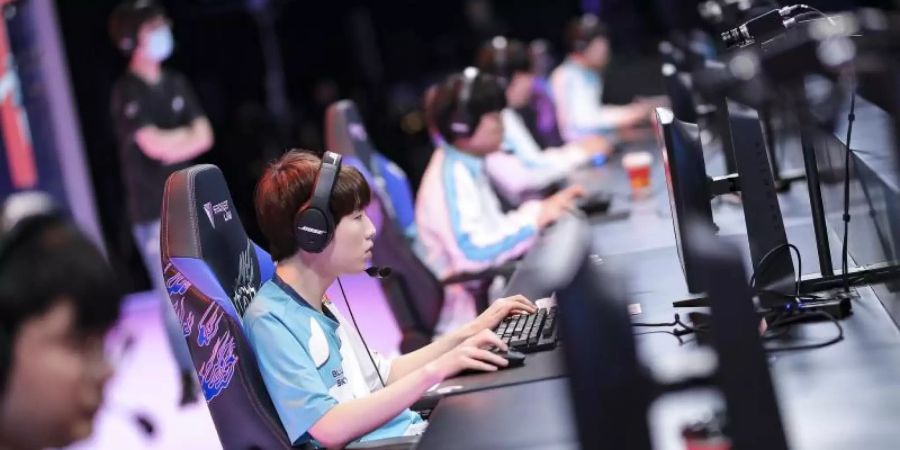 Titelfavorit Damwon Gaming ist in der League-of-Legends-Weltmeisterschaft einen Schritt weiter gekommen. Foto: Riot Games/dpa