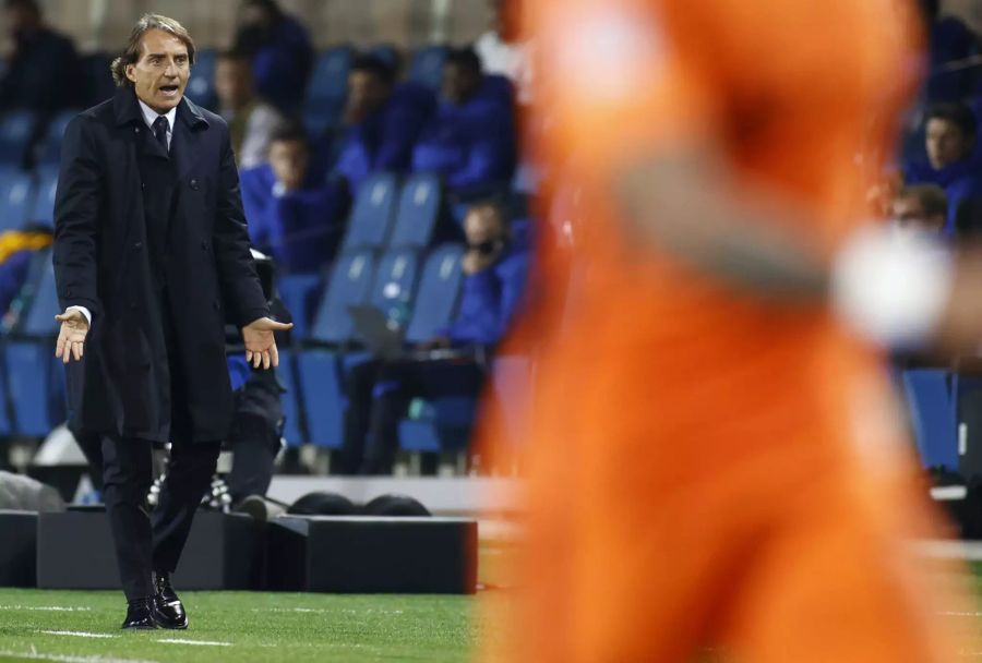Roberto Mancini, Trainer der italienischen Nationalmannschaft, gestikuliert an der Seitenlinie.