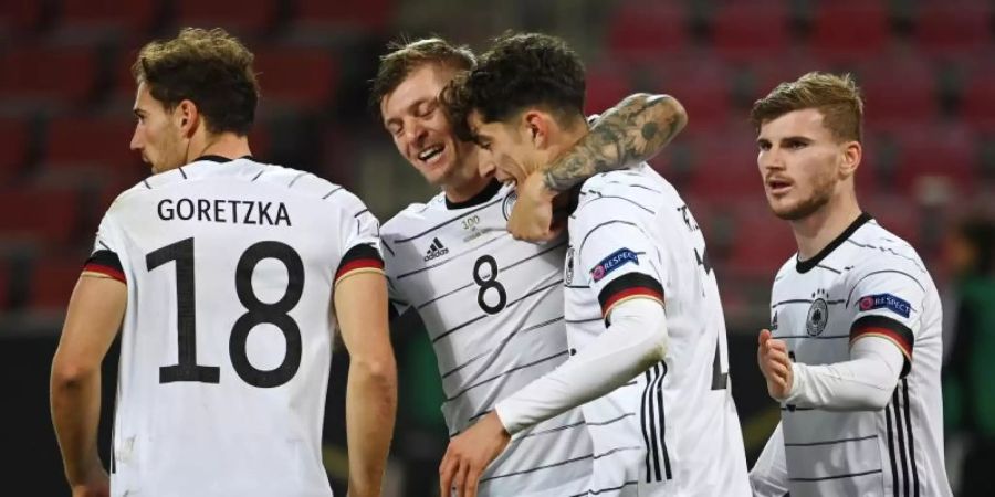 Deutschlands Kai Havertz (2.v.r.) bejubelt sein Tor zum 2:2 mit Leon Goretzka (l-r), Toni Kroos und Timo Werner. Foto: Federico Gambarini/dpa