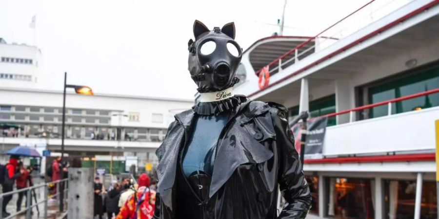 Chrisie, Teilnehmer des «Torture Ship», steht am Anlegesteg in Friedrichshafen, wo das Lack-und-Leder-Schiff ablegt. Foto: Felix Kästle/dpa