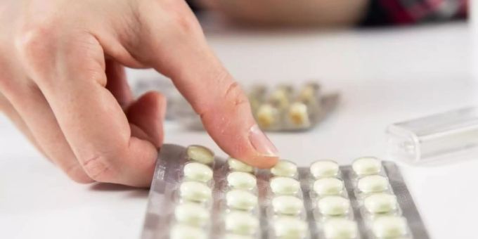 Eine Packung Blutverdünner liegt auf einem Tisch. Blutverdünner können bei Covid-19-Patienten das Sterberisiko deutlich senken. (Symbolbild). Foto: Christin Klose/dpa-tmn/dpa Eine Packung Blutverdünner liegt auf einem Tisch. Blutverdünner können bei Covid-19-Patienten das Sterberisiko deutlich senken. (Symbolbild). Foto: Christin Klose/dpa-tmn/dpa