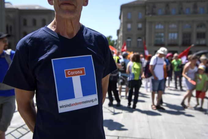 Eine Person bei der Kundgebung im Juni auf dem Bundesplatz in Bern gegen die Corona-Politik. Coronavirus Demo